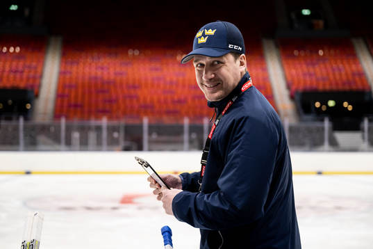Head coach Sam Hallam of Sweden at a practice session