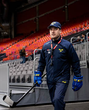 Head coach Sam Hallam of Sweden at a practice session