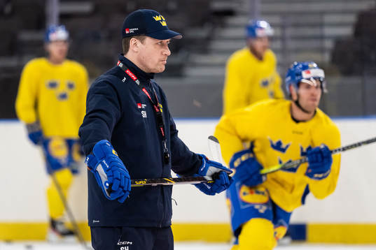 Head coach Sam Hallam of Sweden at a practice session