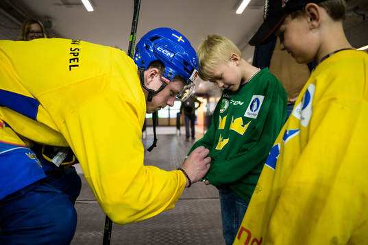 Lucas Raymond of Sweden signs autographs