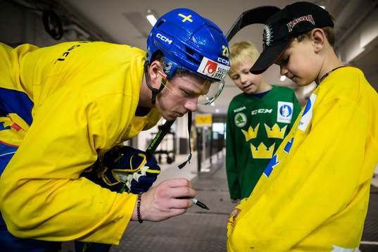 Lucas Raymond of Sweden signs autographs