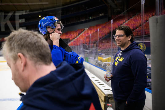 Linus Johansson and assistant general manager Josef