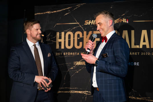 Årets domare Linus Öhlund med programledare Lars