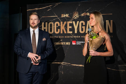 Anna Hammar, domare SDHL, med programledare Lars Lindberg,