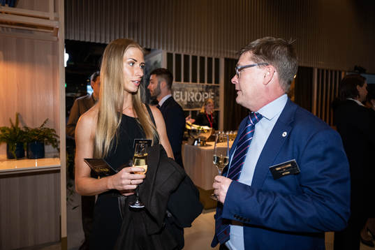 Anna Hammar, domare, och Tomas Thorsbrink, domarchef SHL