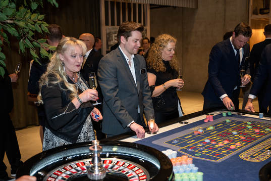 Maria Strand och Anton Eriksson vid roulettebordet
