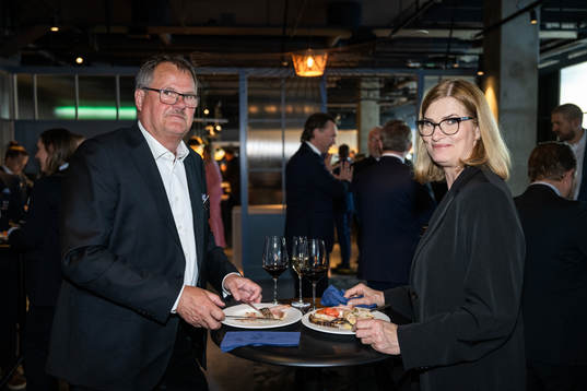 Lars Backlund, ordförande Timrå, och Pia Törnqvist