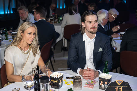 Linus Johansson, Färjestad, med sällskap