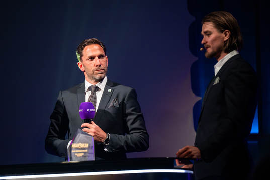 Linus Johansson, Färjestad delar ut och priset Årets
