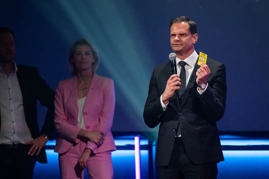 Patrik Hofbauer, VD Svenska Spel, med en trisslott