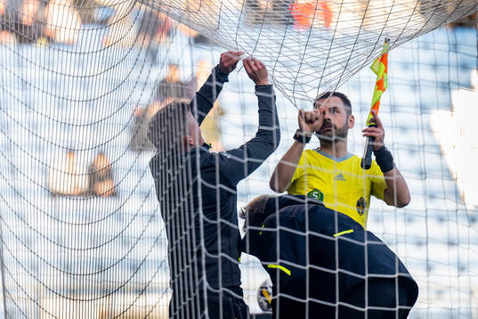 Ett hål i målet försenar matchstarten