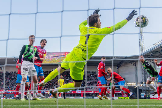 Helsingborgs målvakt Kalle Joelsson räddar målchans