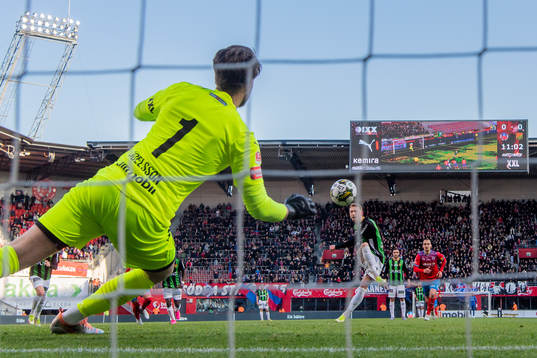 GAISs Julius Lindberg skjuter in 0-1 målet på straff mot