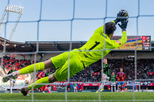 GAISs Julius Lindberg skjuter in 0-1 målet på straff mot