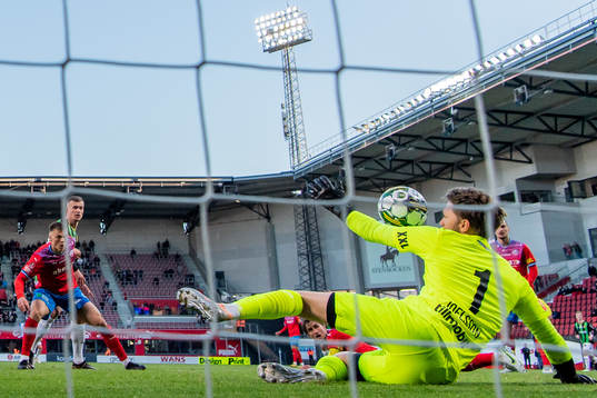 Helsingborgs målvakt Kalle Joelsson räddar en målchans