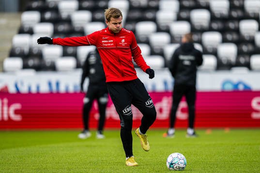 Aune Heggebø of Brann warms up
