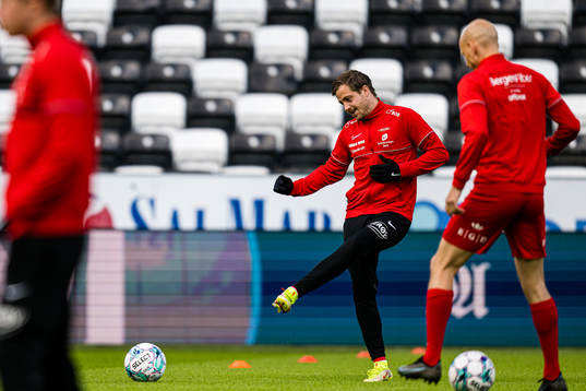 Frederik Børsting of Brann warms up