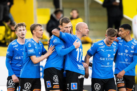 Halmstads Viktor Granath jublar med lagkamrater