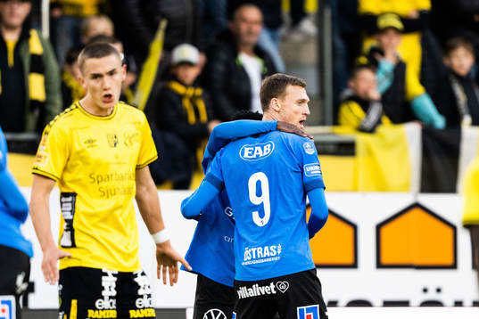 Halmstads Viktor Granath jublar och Elfsborgs Gustaf