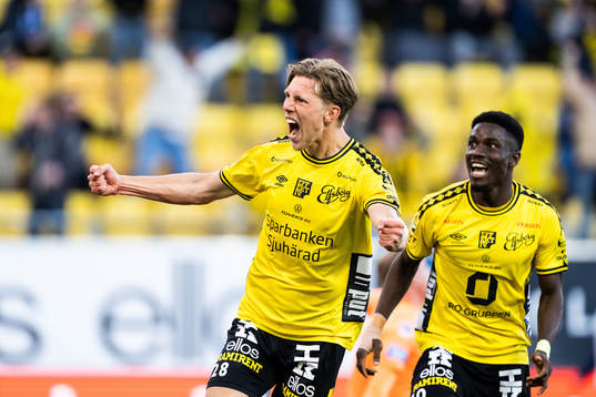 Elfsborgs Noah Söderberg jublar med Michael Baidoo