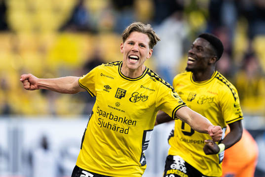 Elfsborgs Noah Söderberg jublar med Michael Baidoo