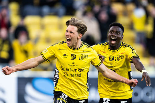 Elfsborgs Noah Söderberg jublar med Michael Baidoo