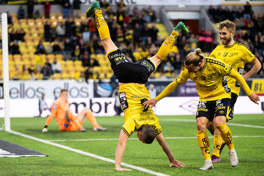 Elfsborgs Andre Ibsen Rømer jublar med Niklas Hult och