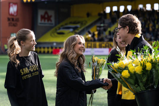 Elfsborgs klubbchef Stefan Andreasson delar ut blommor till