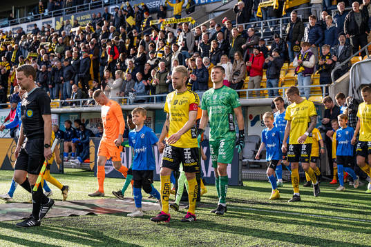 Lagen kommer in på arenan