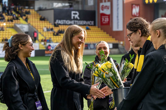 Elfsborgs klubbchef Stefan Andreasson delar ut blommor till