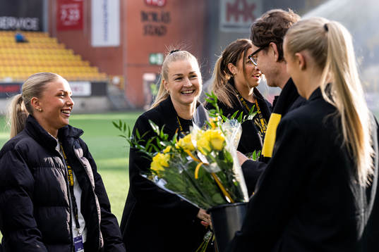 Elfsborgs klubbchef Stefan Andreasson delar ut blommor till
