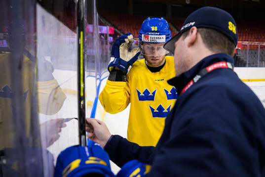 Alexander Nylander and head coach Sam Hallam of Sweden at a