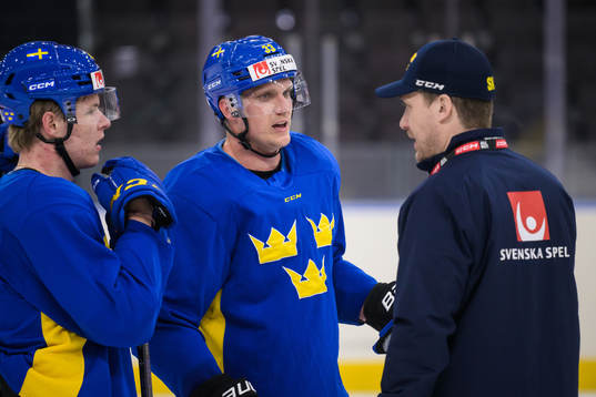 Jonatan Berggren, Jakob Silfverberg and head coach Sam