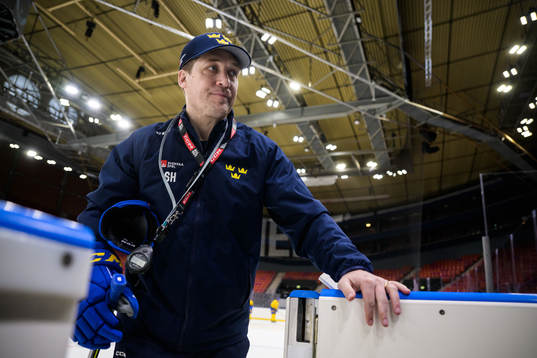 Head coach Sam Hallam of Sweden at a practice session