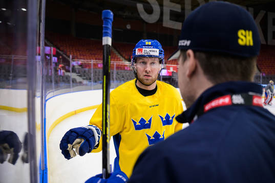 Alexander Nylander and head coach Sam Hallam of Sweden at a