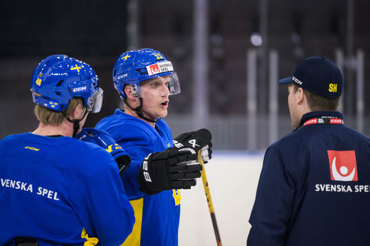Jakob Silfverberg and head coach Sam Hallam of Sweden at a