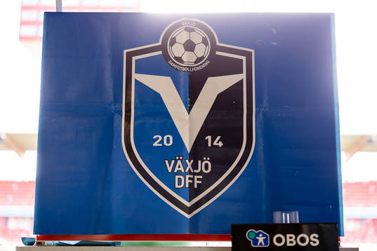 Växjös klubbmärke i spelargången före fotbollsmatchen