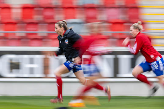 Vittsjös Clara Markstedt värmer upp före fotbollsmatchen