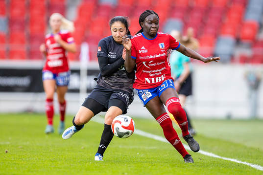 Växjö DFFs Nesrin Akgun och Vittsjös Sura Yekka