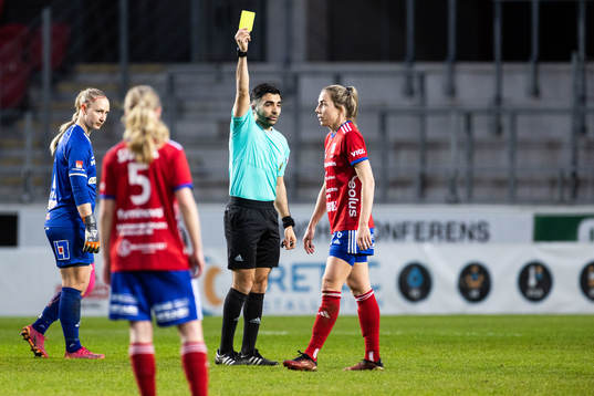 Vittsjös Clara Markstedt tilldelas gult kort av Domare