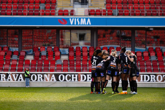 Växjö DFFs spelare samlas före fotbollsmatchen i