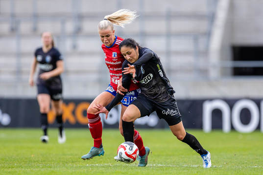Vittsjös Moa Karlsson och Växjö DFFs Nesrin Akgun