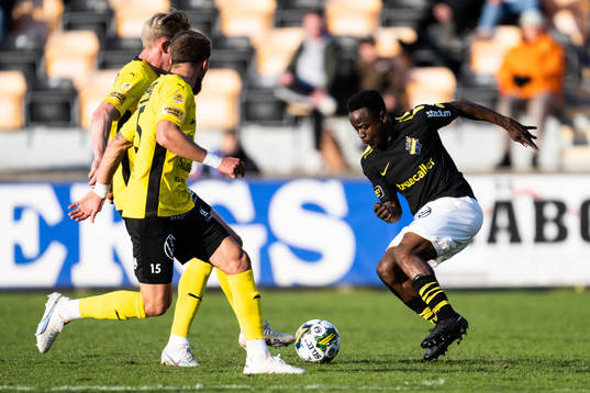 AIKs Erick Otieno mot Mjällbys Herman Johansson och Ivan