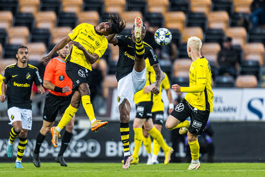 AIKs Aboubakar Keita och Mjällbys Mamudu Moro