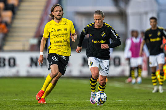 AIKs Viktor Fischer och Mjällbys Tom Pettersson