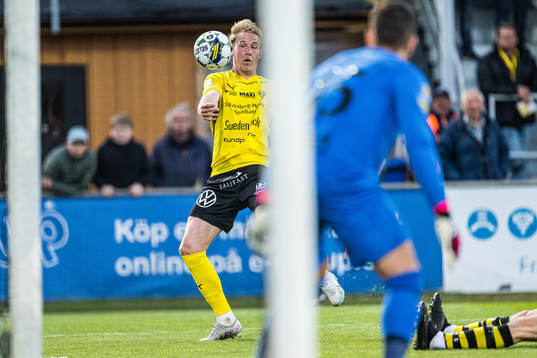 Mjällbys Herman Johansson och AIKs målvakt Kristoffer