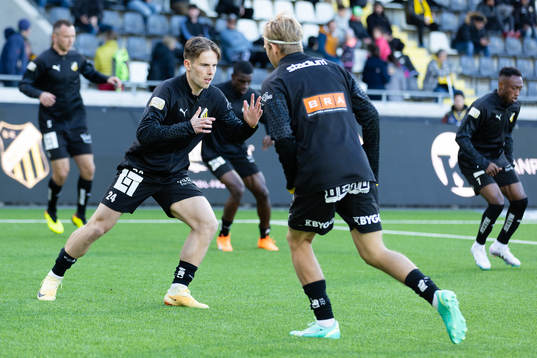 Häckens Lars Olden Larsen innan fotbollsmatchen i