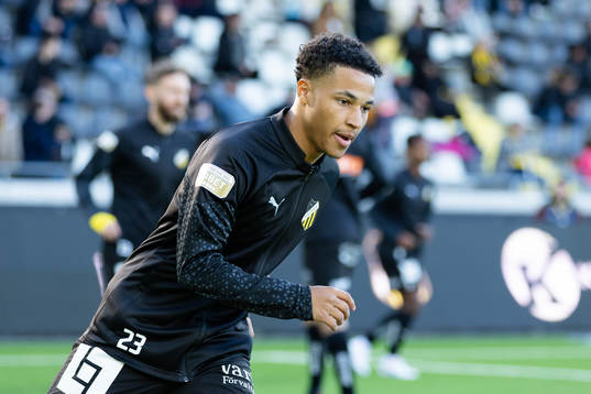 Häckens Momodou Lamin Sonko innan fotbollsmatchen i