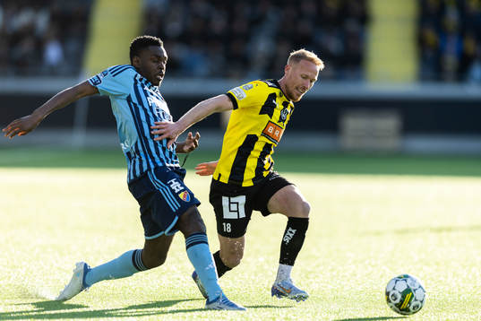 Djurgårdens Joel Asoro och Häckens Mikkel Rygaard Jensen