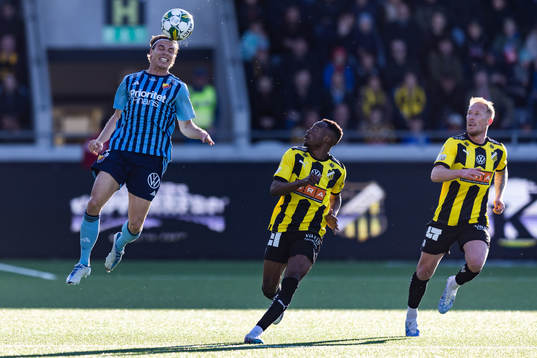 Djurgårdens Elias Andersson mot Häckens Benie Adama